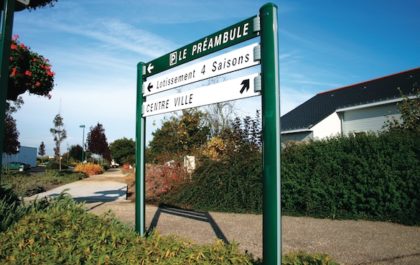 Evolution Etoile Double-Mast Road Signage