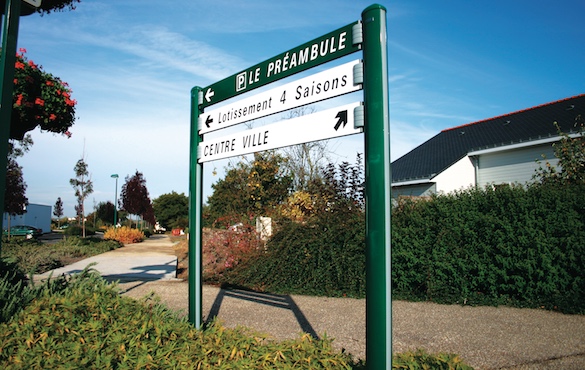 Evolution Etoile Double-Mast Road Signage