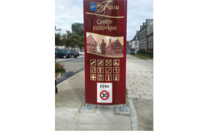 Lacroix City ÉTOILE® totem for activity zone signage